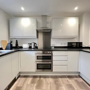 Modern 2 Bed Townhouse Just Outside Walls With Free Private Parking Holiday home